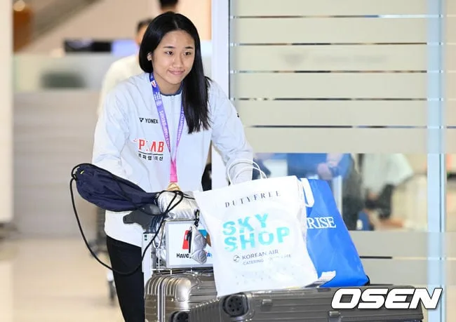 "아직 통증 있지만 자신 있게 달려들었다" 라이벌 모두 2-0 제압한 '퍼펙트 우승' 안세영, 비결은 "훈련한 나 자신을 믿는다" [현장 인터뷰]