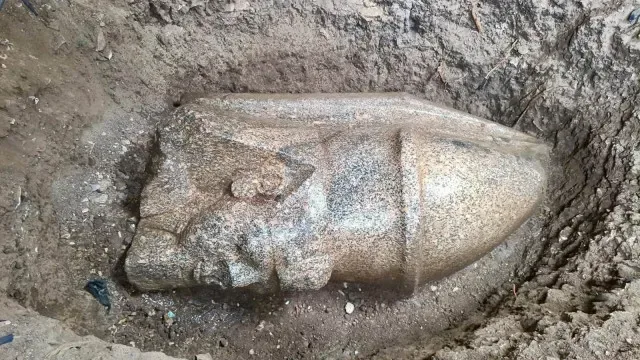 Agricultor encontra estátuas do faraó Ramsés II no Egito. As imagens