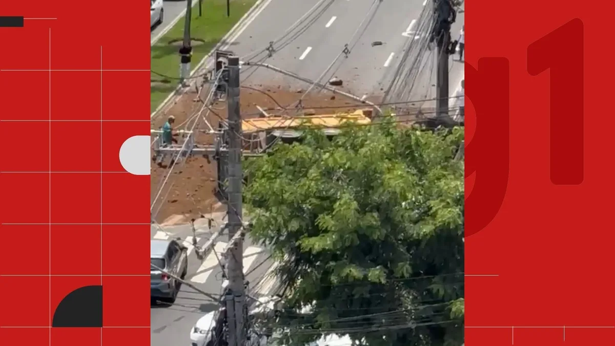Motorista é arremessado de caminhão e soterrado pela própria carga em Vitória