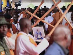 Tausende bei Trauerritualen: Jüngster König der Welt in Uganda beigesetzt