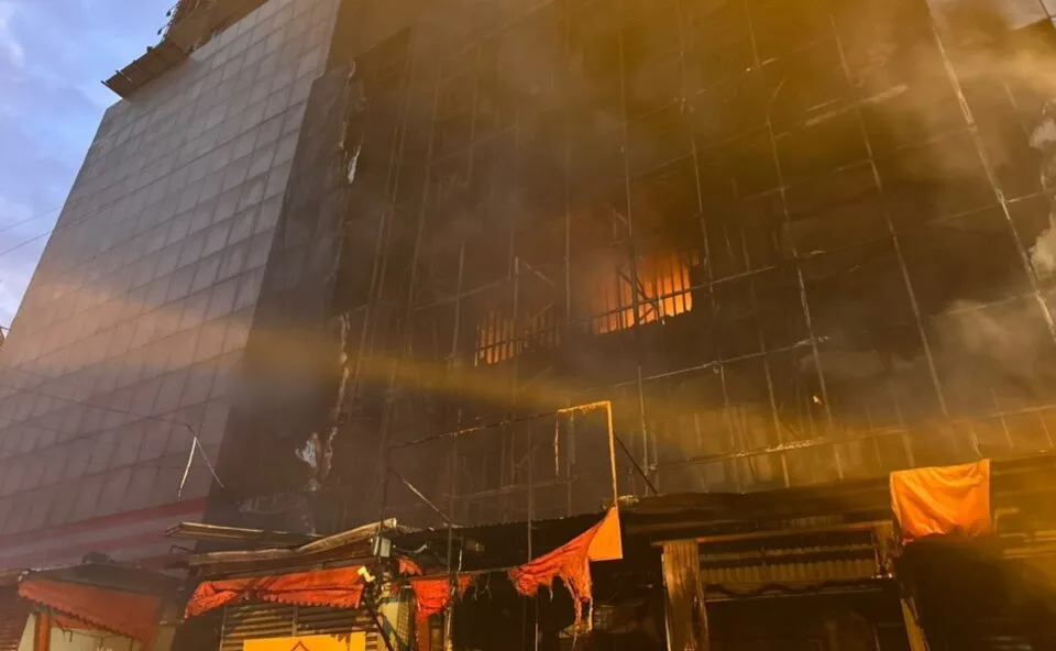 Incêndio de grandes proporções atinge barracas de camelôs e shopping perto da Ponte da Amizade, no Paraguai; vídeo