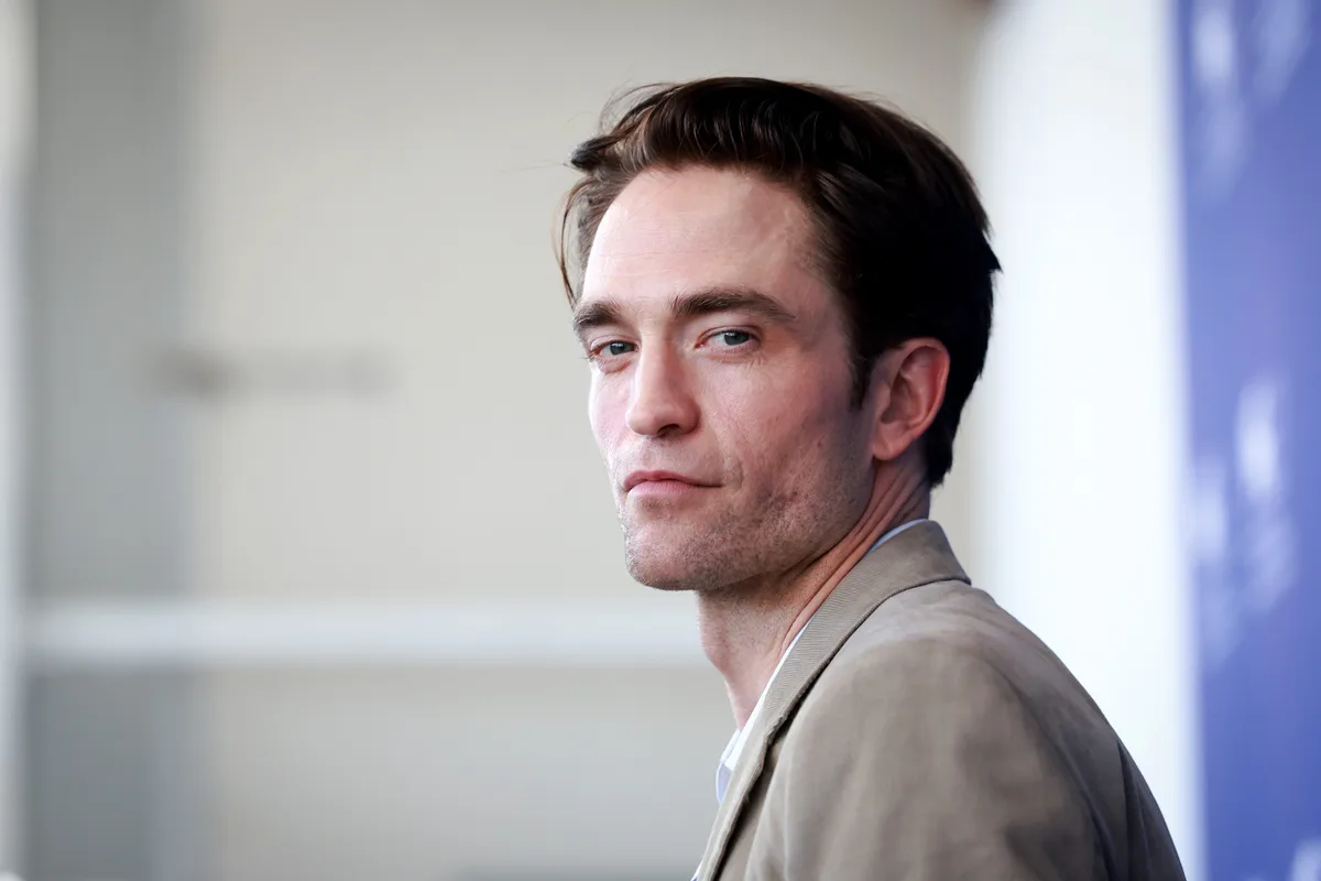 Robert Pattinson recrea un icono del "true crime" en la estremecedora nueva película de A24: "El mal resulta algo relativo"