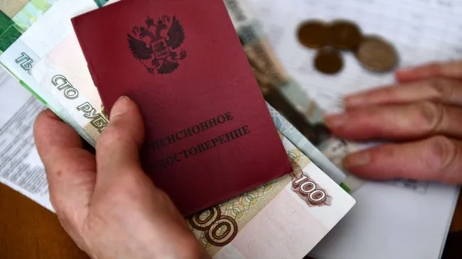 Средняя пенсия работающих россиян выросла за год почти на 2,6 тысячи рублей
