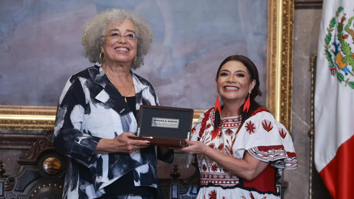La activista Angela Davis recibe las llaves de la CDMX tras visita a la UNAM