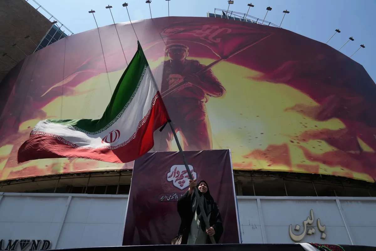 Irán amenaza a EE.UU. con una “respuesta devastadora” mientras el presidente modera el tono