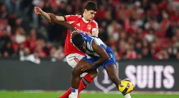FC Porto e Benfica medem forças em clássico com liderança em jogo