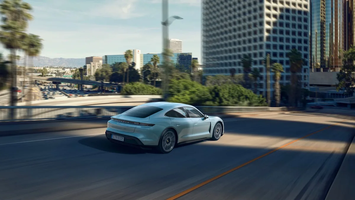 C'est le modèle pionnier du virage de Porsche dans l'électrique et ses ventes s'effondrent: la marque allemande envisage d'arrêter la production de sa sportive Taycan d'ici 2030