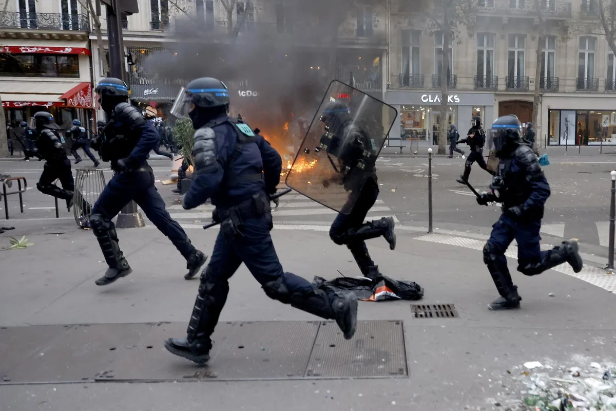 EN IMÁGENES: Francia enfrenta una ola de violencia con 150 policías heridos y 1.200 detenidos