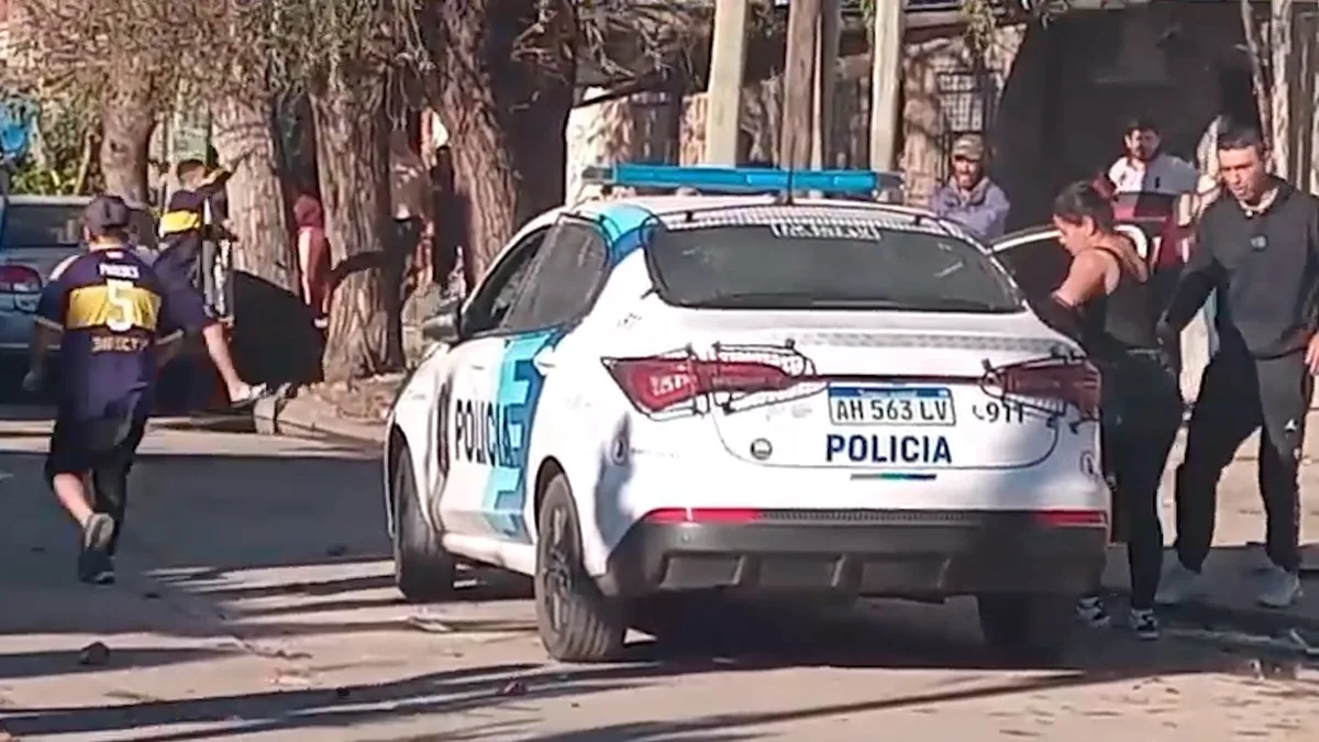 Tensión en Avellaneda: policías sufrieron una salvaje agresión vecinal cuando intentaban remolcar un auto mal estacionado