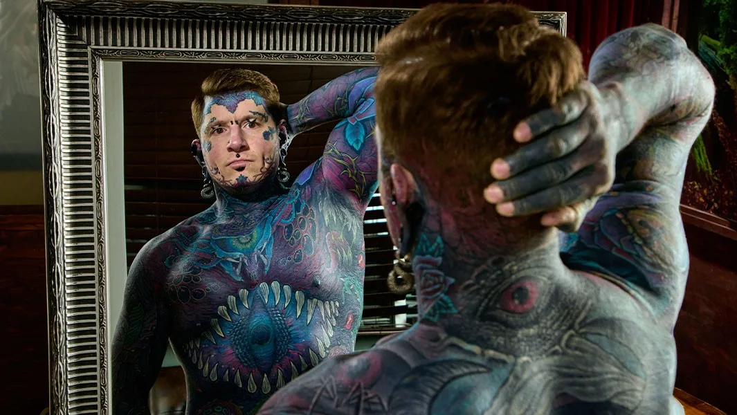 Homem mais tatuado do mundo segundo o Guinness tem 40 camadas de tinta no corpo
