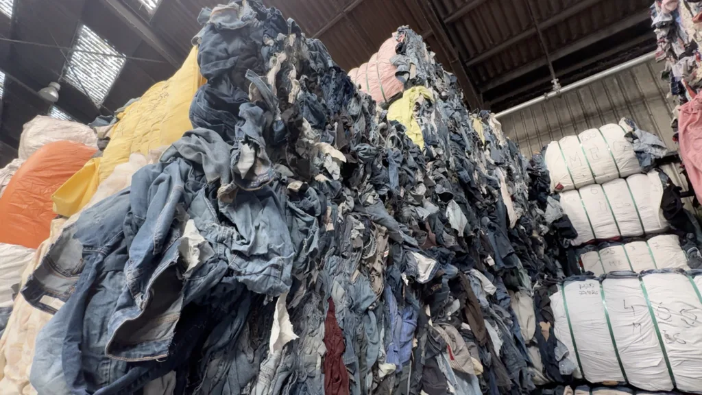 Nos jeans craqués peuvent nous isoler du bruit, des canicules et du froid