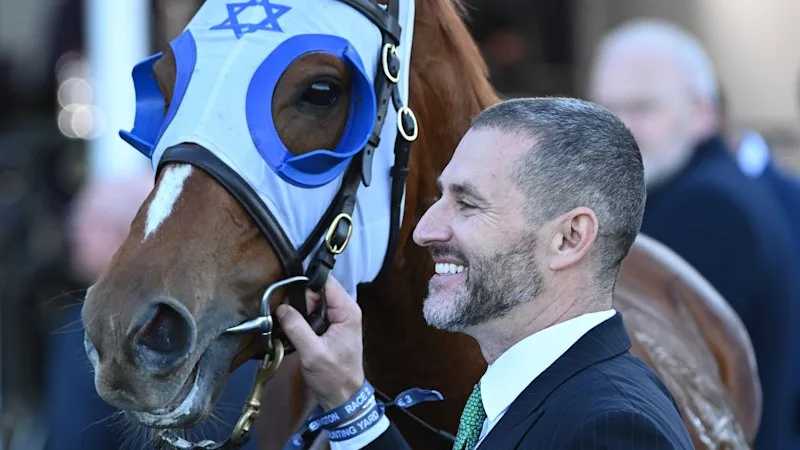 ‘Jewish strength and solidarity’: The story behind Toorak runner’s changing colours