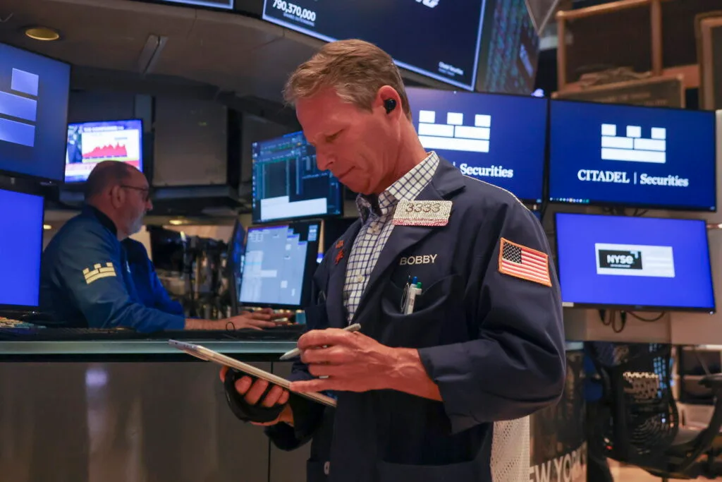 Wall Street fecha em queda com Nasdaq a liderar perdas. Défice dos EUA dispara 12% e petróleo agrava pressão