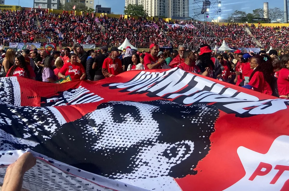 Lula dá pontapé inicial na campanha usando as cores do Brasil e falando em soberania nacional