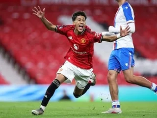 Qui est JJ Gabriel, jeune prodige du football anglais en conflit avec Manchester United et qui affole l’Europe ?
