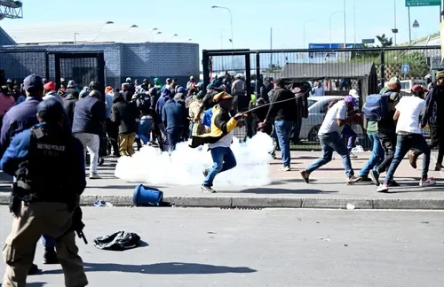 GRAPHIC IMAGES: CHAOS IN BELLVILLE - Stun grenades, looting and violent clashes erupt during anti-immigration march