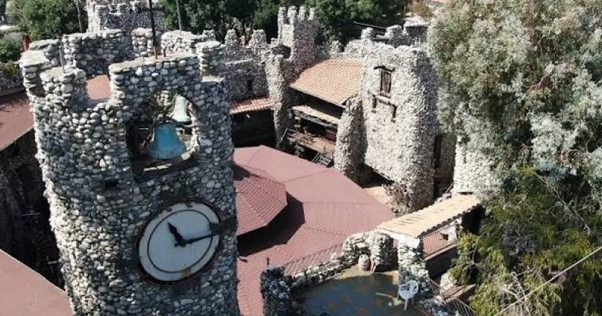 En 1968, un hombre de California comenzó a construir un castillo con chatarra, botellas y motocicletas viejas; 20 años después, tenía una torre de reloj de 22,5 metros de altura
