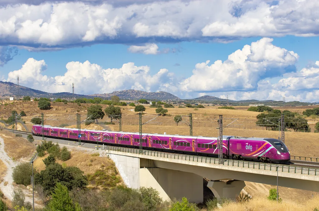 Renfe ya conoce el precio de dejar en manos de Talgo su futuro: 100.000 plazas menos en el Madrid-Valencia y más Avril parados