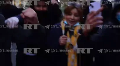 В Париже протестующие окружили съёмочную группу RT и пытались отнять камеру