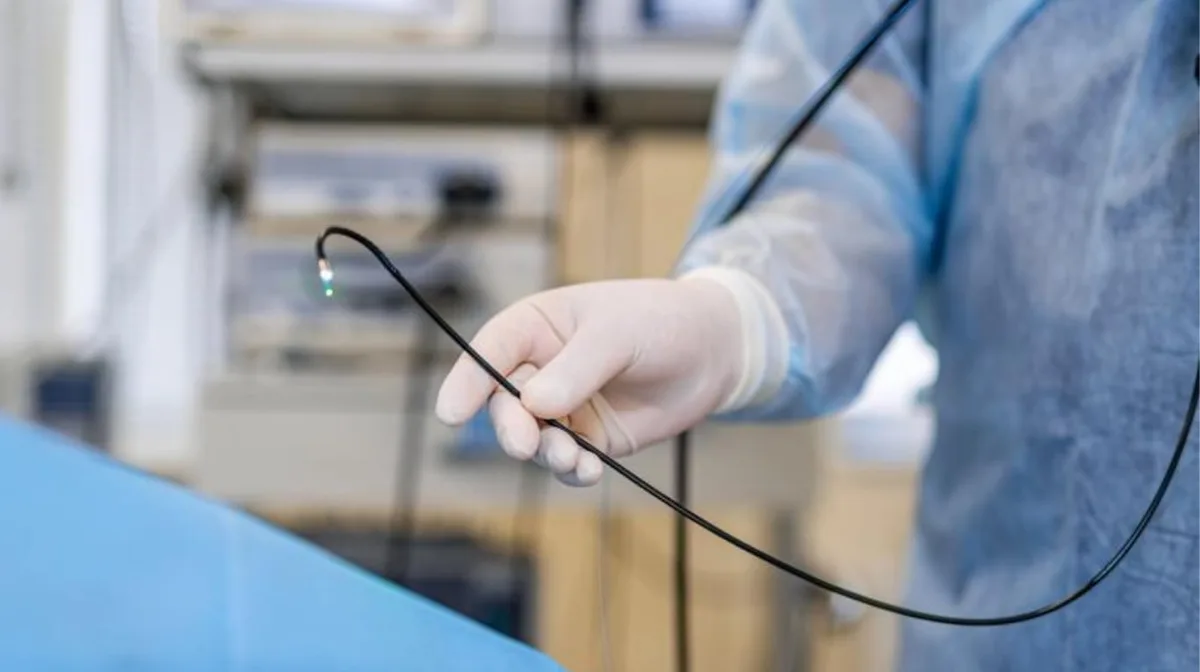 Le perforaron el intestino durante una colonoscopía, demandó a la clínica y nada salió como esperaba: el insólito fallo