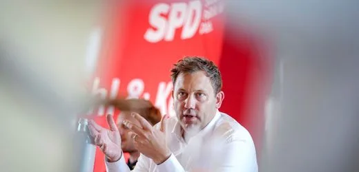 Hohe Spritpreise: Finanzminister Lars Klingbeil will Ölkonzerne zur Kasse bitten, doch die EU zieht bisher nicht mit