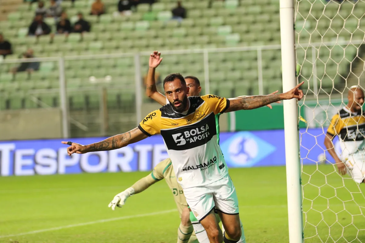 Com dois jogos fora de casa, zagueiro do Criciúma reforça objetivo do ano: "Brigar pelo G2"