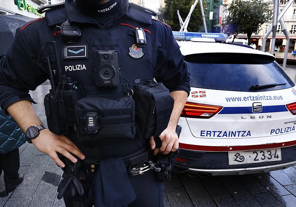 La caída del sistema informático de la Ertzaintza obliga a los agentes a tomar denuncias a mano: «Va y no va»