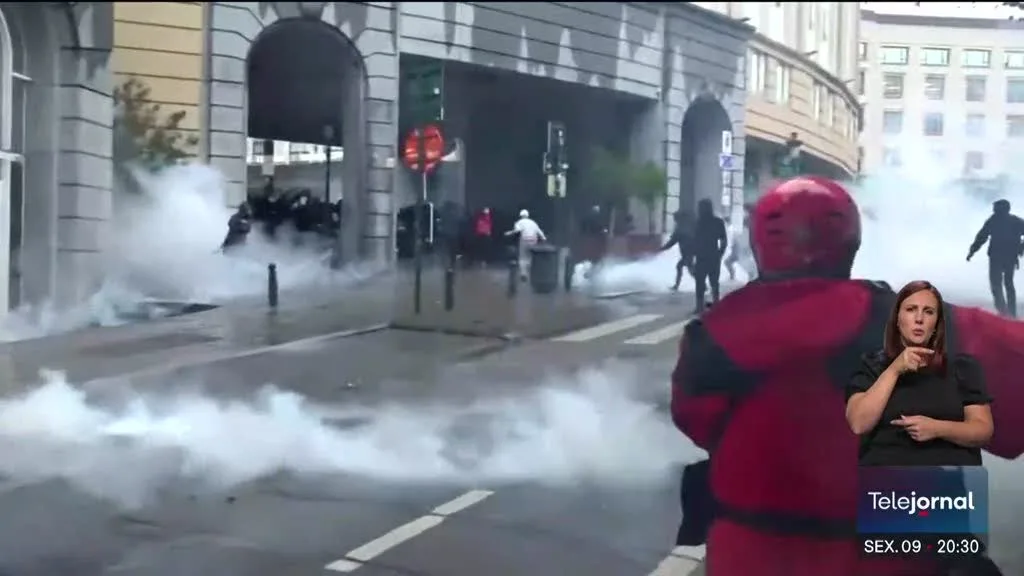 Jovens manifestantes envolvidos em confrontos com a polícia em Bruxelas