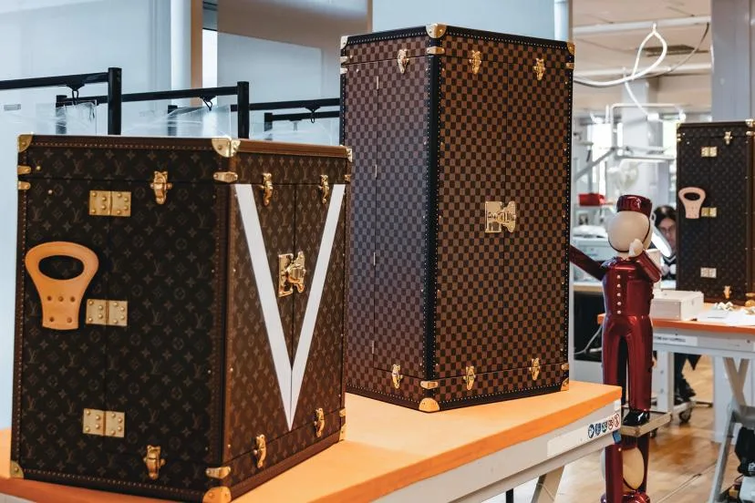 Louis Vuitton, transporteur officiel des plus beaux trophées de sport et du Ballon d'Or France Football
