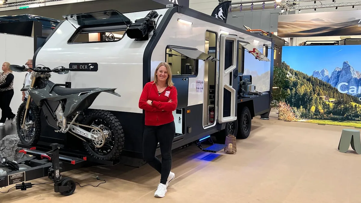 Bruder ADX-21 zeigt Offroad-Caravan - Dieser Wohnwagen ist für die Wildnis
