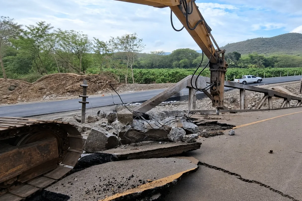 El Ministerio de Comunicaciones inició la demolición del puente Güijo tras habilitar un paso provisional que reabrió el paso hacia el Caribe guatemalteco