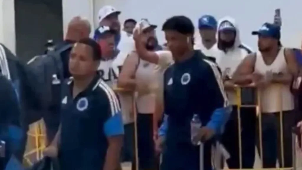 Cruzeiro desembarca em BH sob forte protesto de torcedores após derrota para o Bragantino