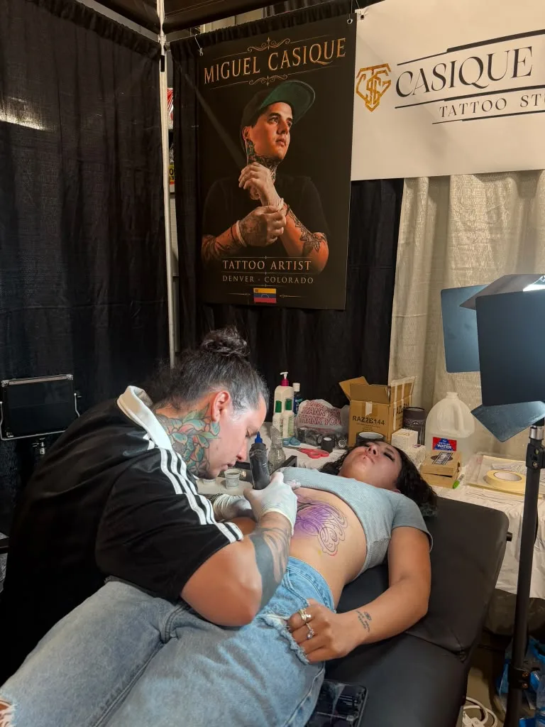 Miguel Casique, el multipremiado tatuador que conquista la tinta en Estados Unidos