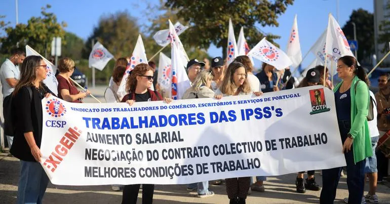 Trabalhadores de IPSS em protesto ameaçam greve