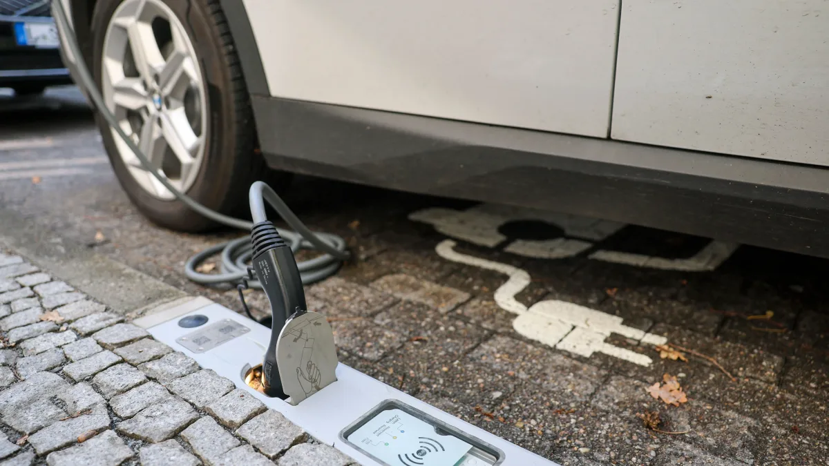 Pilotprojekt: E-Autos an der Bordsteinkante in Leipzig laden