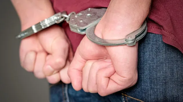 Mulher detida e em prisão preventiva por roubo e coação sexual em Évora