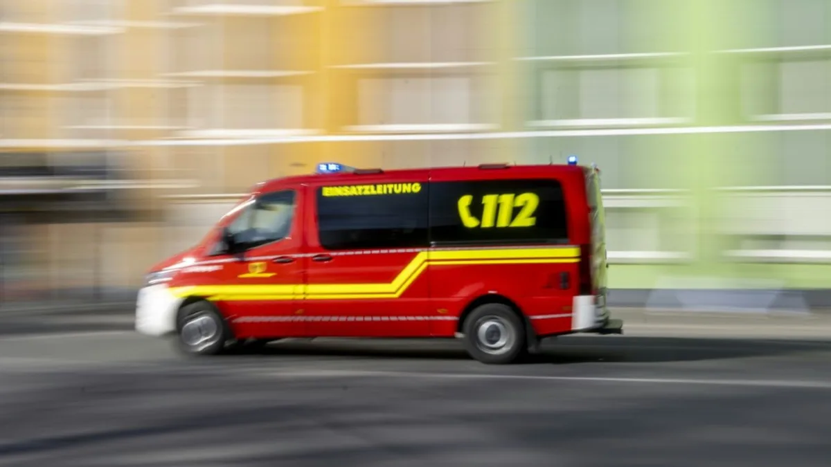Auto rutscht von Hebebühne: Tödlicher Arbeitsunfall in Baden-Württemberg