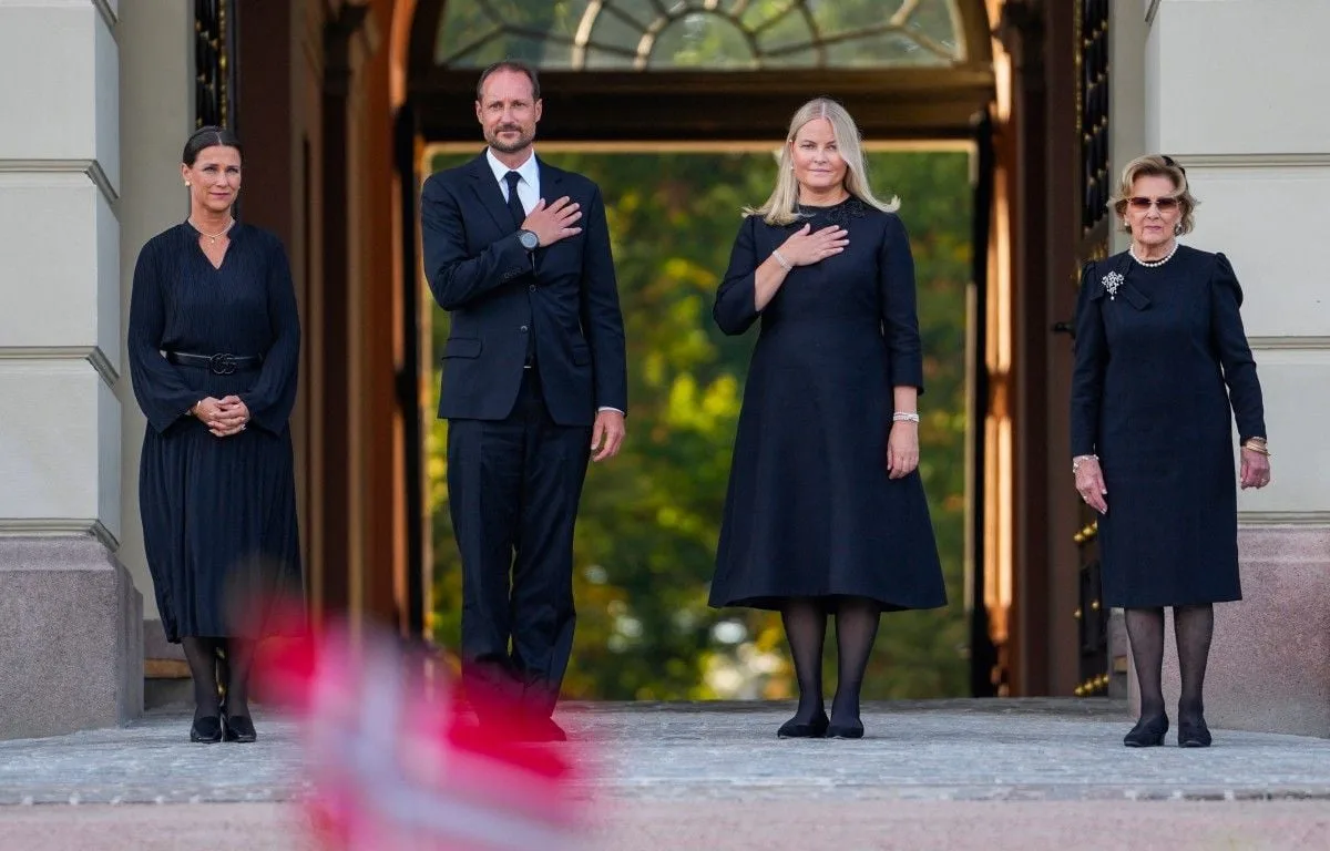 Norvège : Quelques heures après sa prestation de serment, le nouveau roi Haakon VIII conduit son épouse à l’hôpital