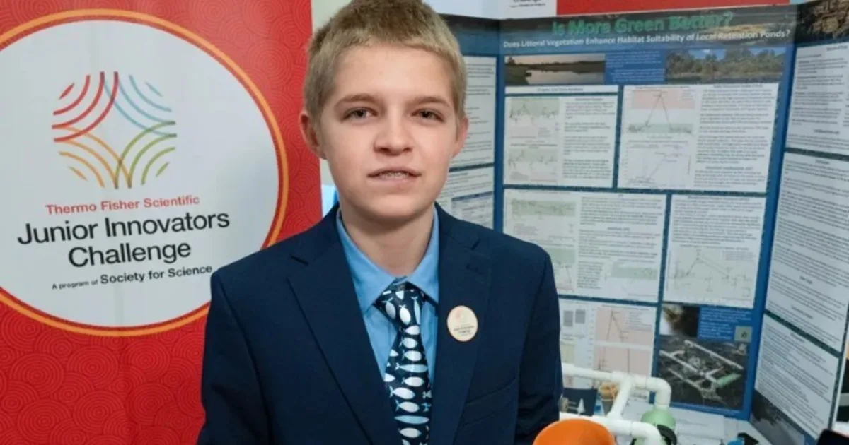 Un joven de 12 años creó un robot submarino en Texas y descubrió qué mejora la calidad del agua en los estanques
