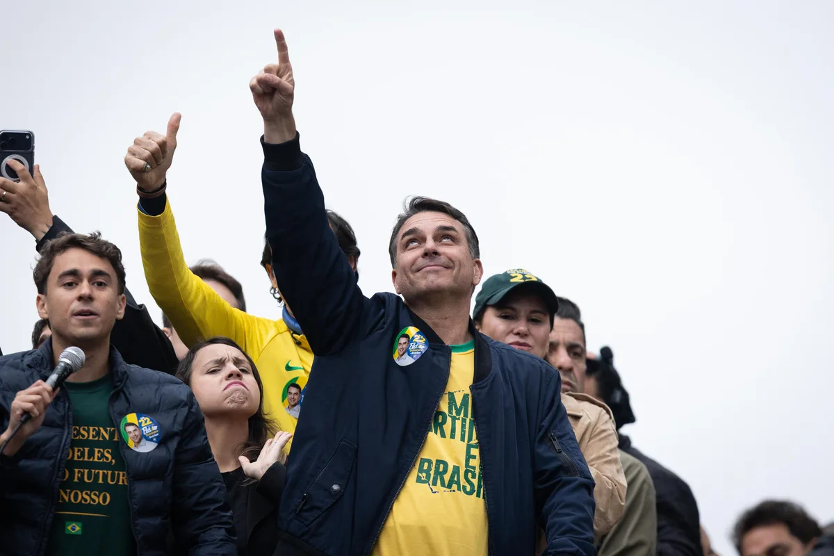 Flávio Bolsonaro recorta distancias y empata técnicamente con Lula da Silva a tres semanas de las presidenciales en Brasil