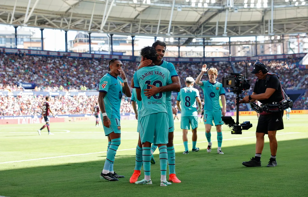 Barcelona vence al Levante y sigue líder en solitario de LaLiga