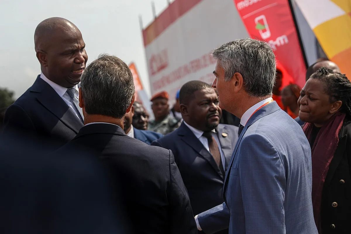 Carneiro transmite a Chapo compromisso de deputados do PS para desenvolver Moçambique