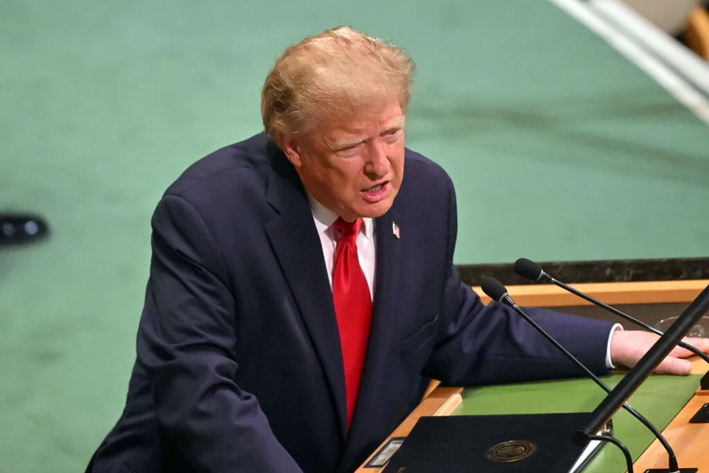 Trump descreve “reunião muito boa” com iranianos após ameaçar “aniquilar” República Islâmica
