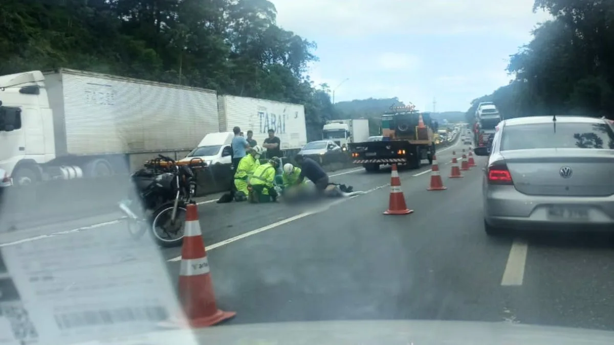 Colisão entre caminhão e moto deixa um morto e provoca filas quilométricas na BR-101 em Joinville