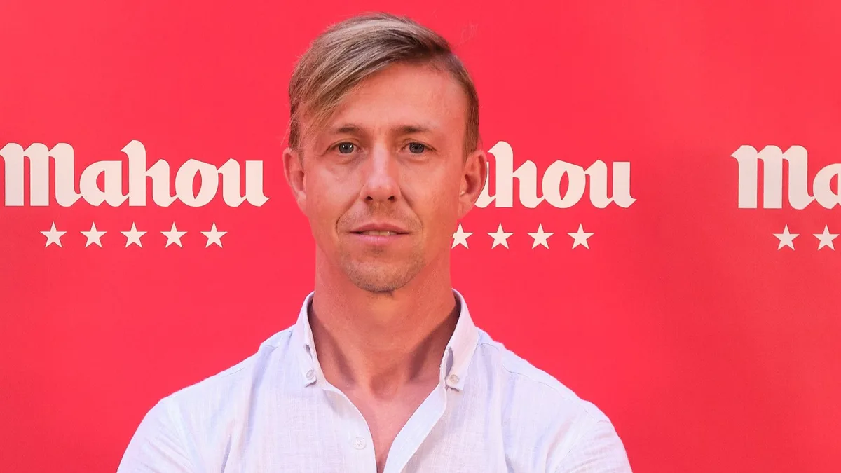 Guti, 49 años: "Con mi primer sueldo en el Real Madrid le compré un coche a mi padre y una casa a los dos. Fue increíble"