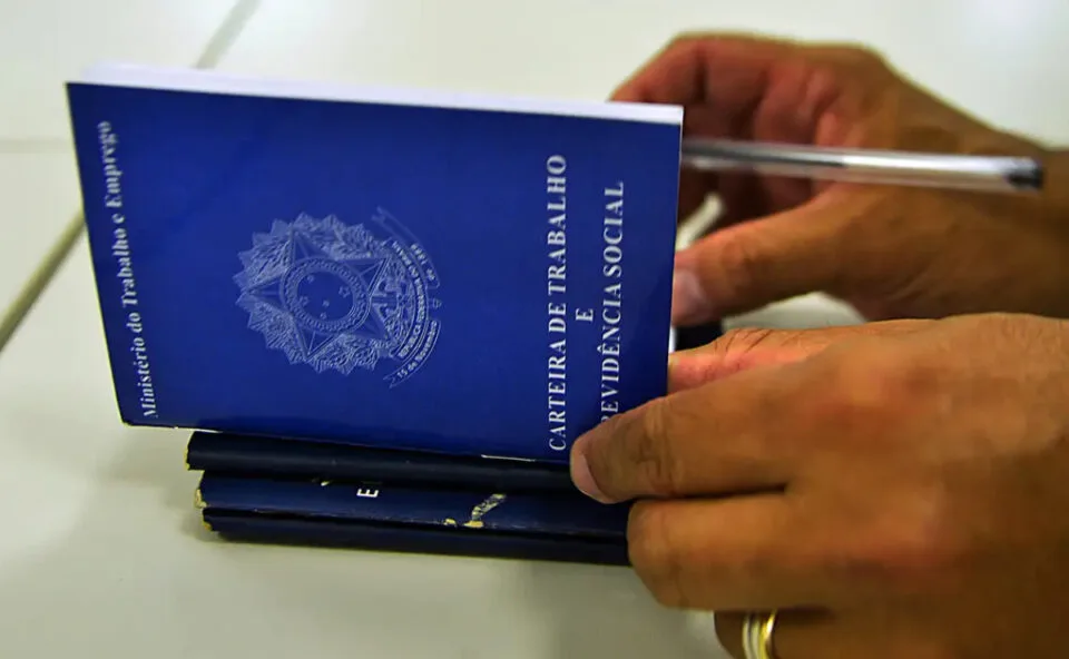 Trabalhador demitido sem justa causa tem direito a saque do FGTS, multa e seguro; veja a lista completa