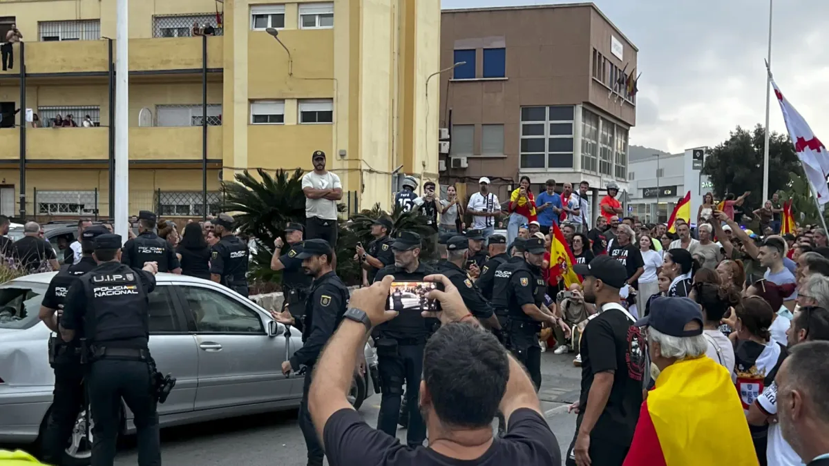 Altercados en el puerto de Ceuta contra la llegada de integrantes del grupo 'Negu Gorriak/Derecho a techo'