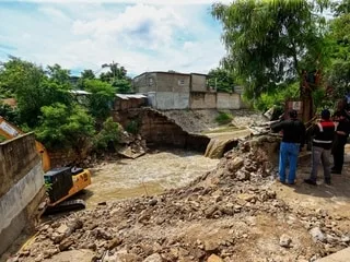 L’ouragan Simon fait un mort et des dégâts sur la côte ouest du Mexique et pourrait de nouveau frapper la côte mercredi