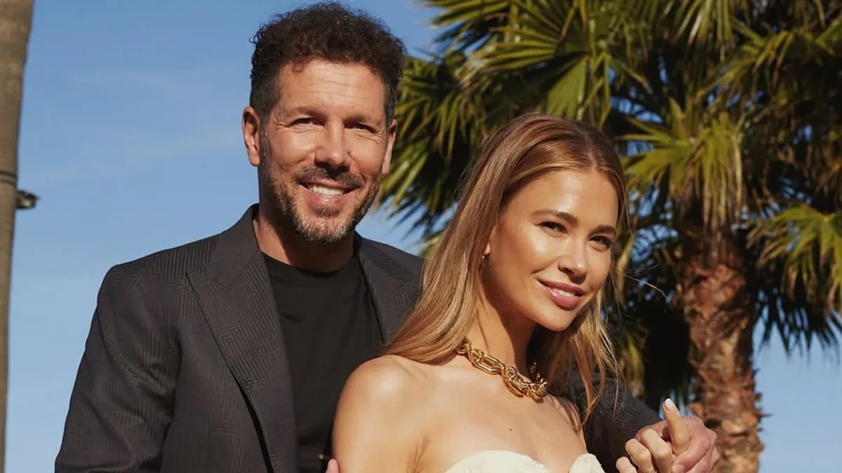 Así es la mansión de Diego Simeone en Madrid donde sobresale por el living: mucha madera y un sofá de tamaño impactante