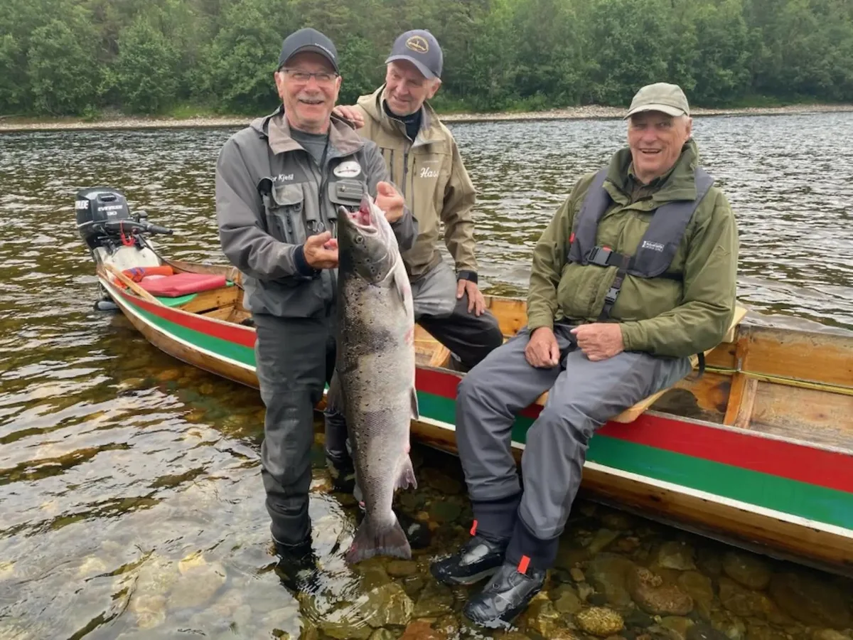 Estos son los amigos pescadores de Harald V: el día que el rey estuvo a punto de noquear a su escolta en una jornada en el río